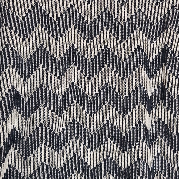 🆕️ Studio Y Chevron Top - Picture 2 of 6